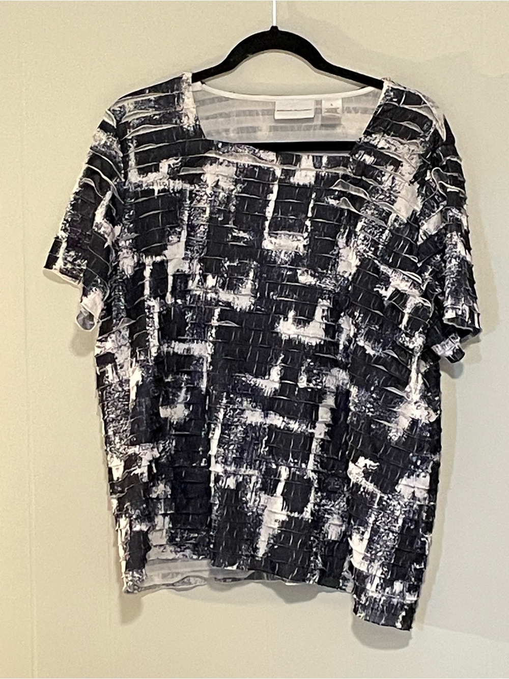Alfred Dunner Women’s Black & White Textured Print Top. Item # 11649
